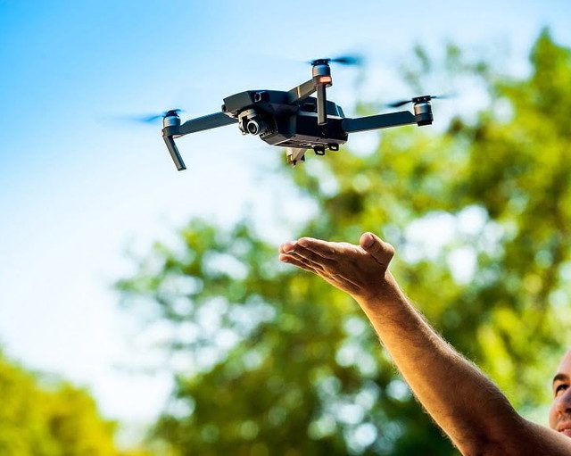 drone-voando-frizodrone-assistencia-tecnica--768x511